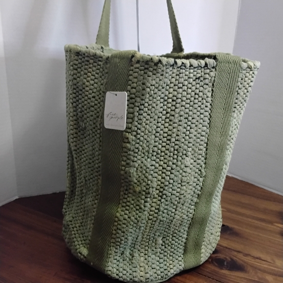 Free People NWT Bucket quilted hobo bag.  Beautiful Green color. - Picture 3 of 9